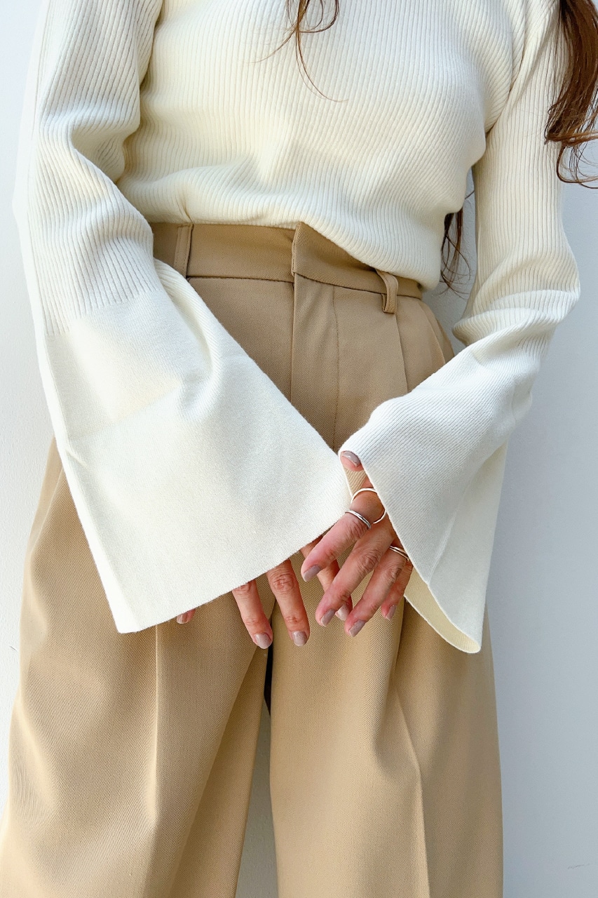 フレアな袖口で手元まで上品に。スカラネックトップス　グレイッシュピンク