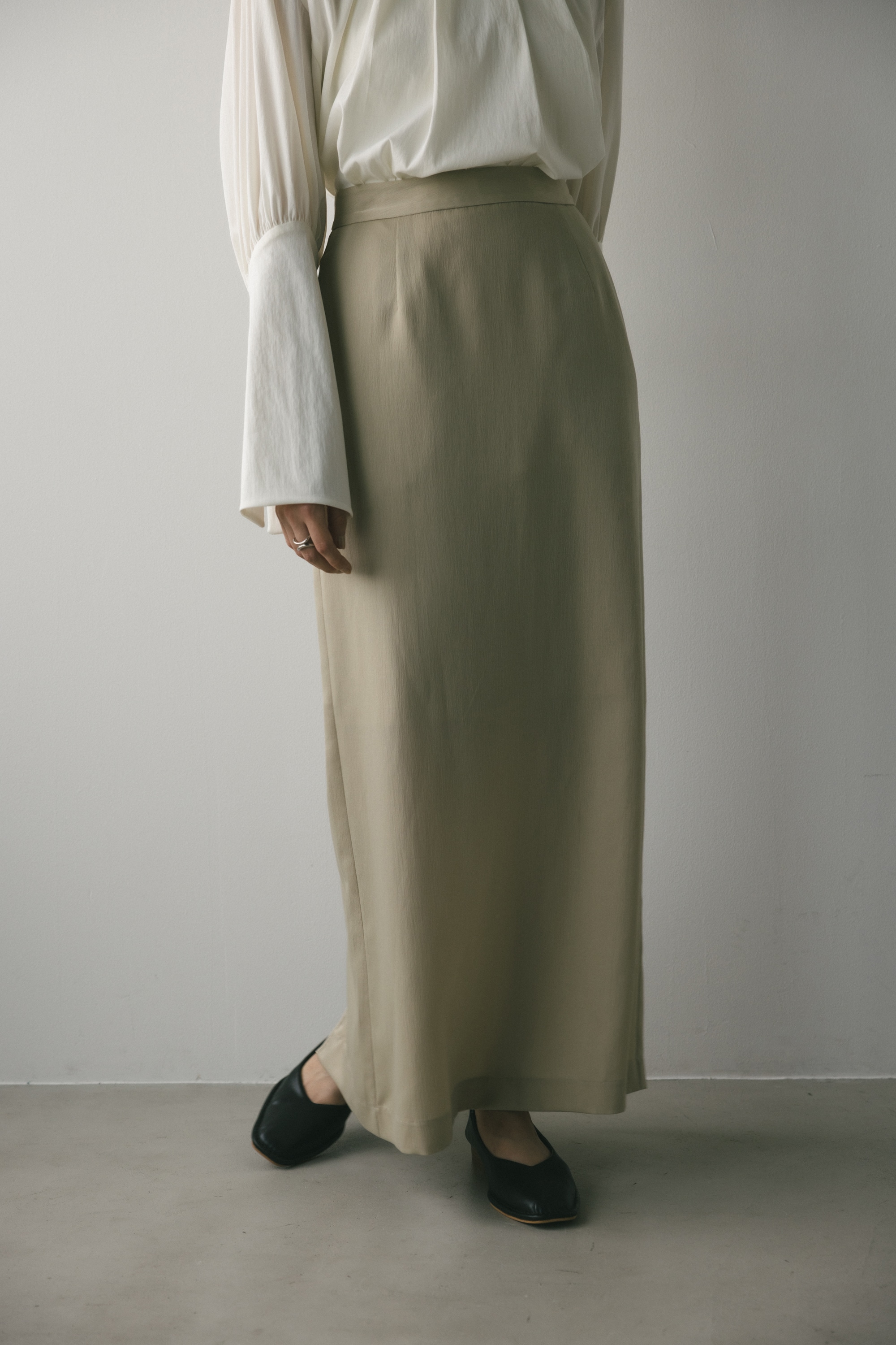 スカート丈51cm極美品　ボッテガヴェネタ　白サテンスカート　サイズ36