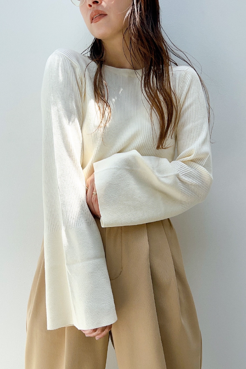 フレアな袖口で手元まで上品に。スカラネックトップス　グレイッシュピンク