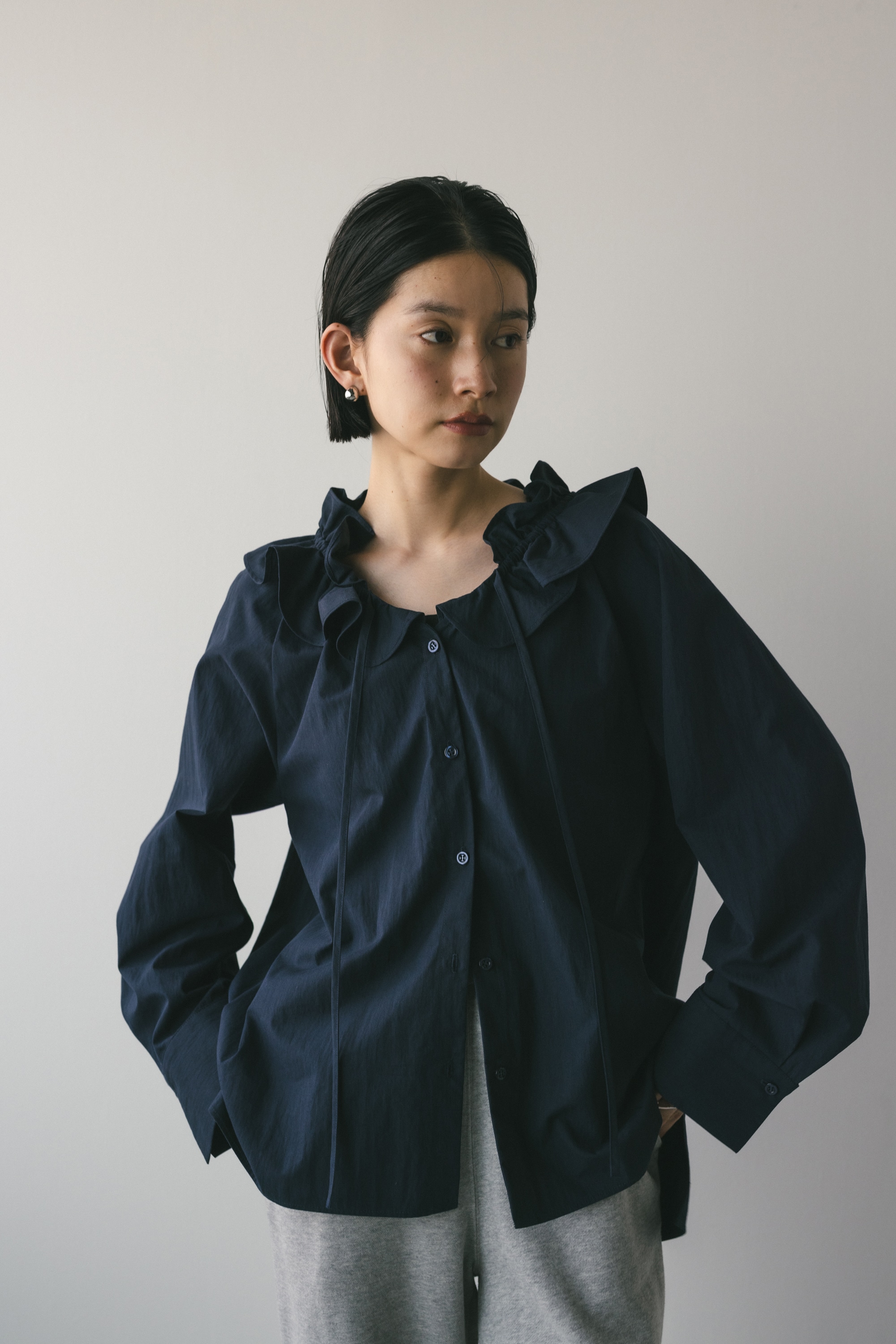 OUR フリルカラーブラウス ブラック 着映え◎／新色追加】フリルカラーブラウス《WEB限定