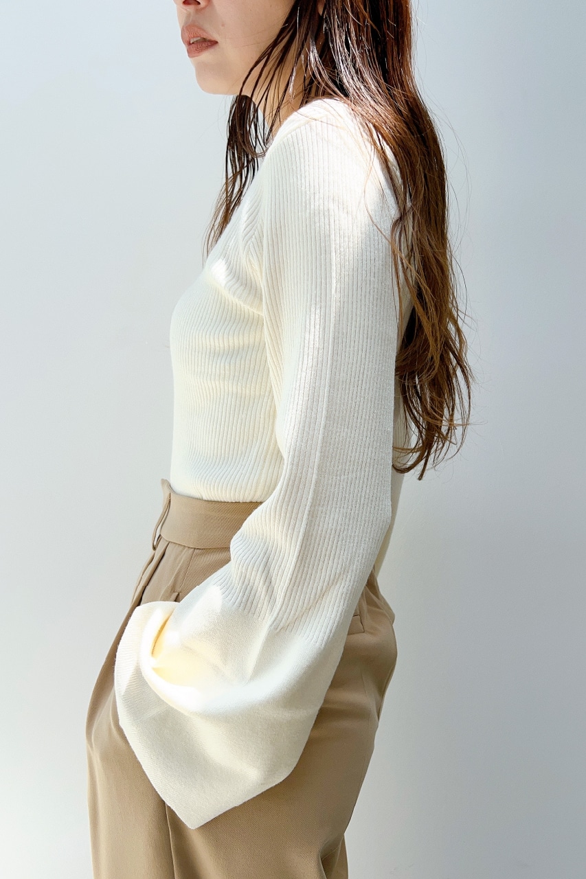 フレアな袖口で手元まで上品に。スカラネックトップス　グレイッシュピンク