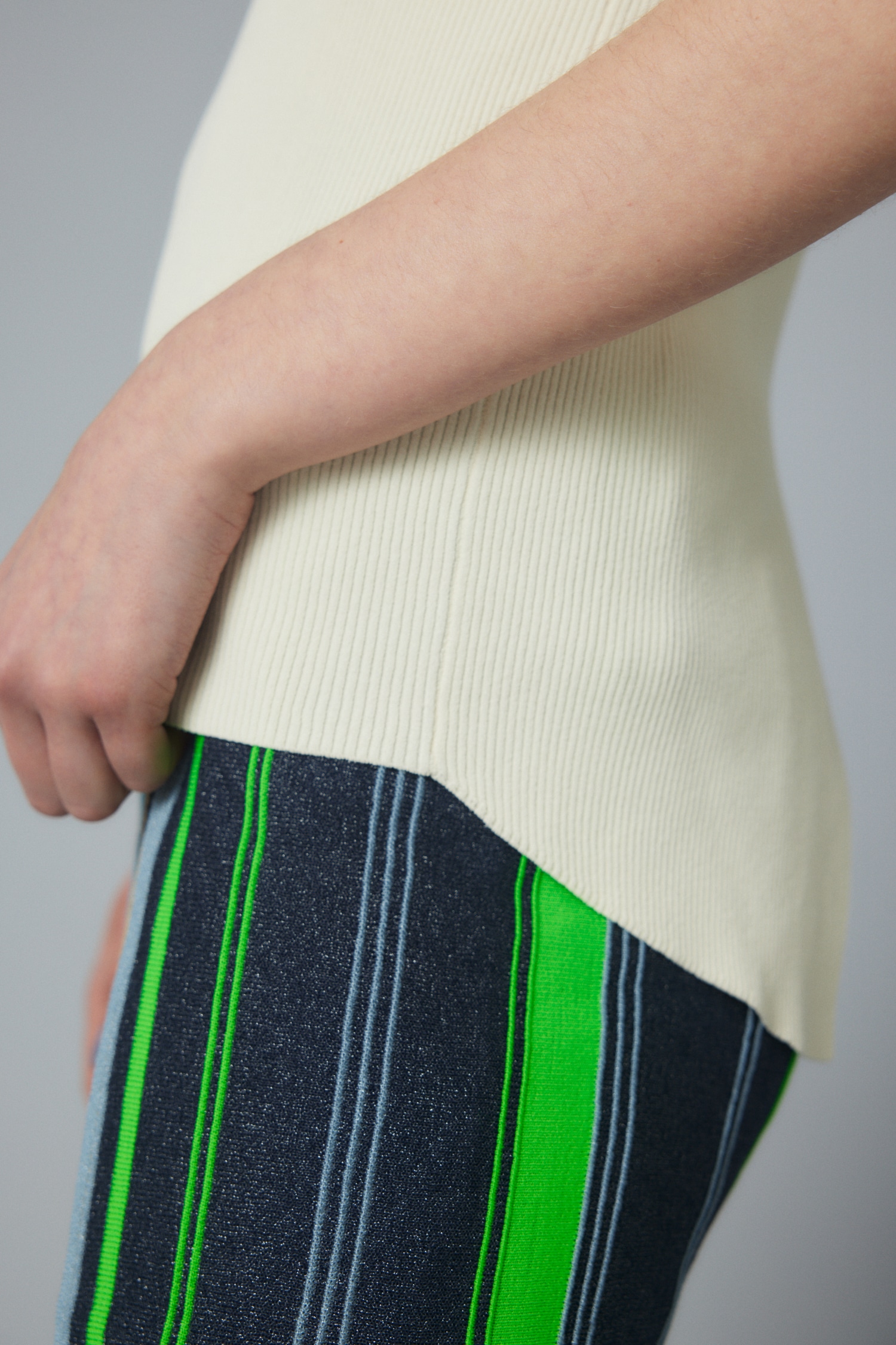 Back slit knit tops O/WHT FREE