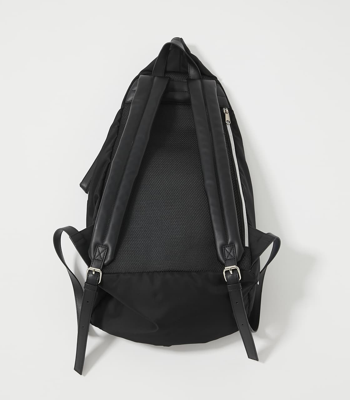 R4G | ［進藤あまね］AMNS TRIANGLE BACKPACK (すべて ) |SHEL