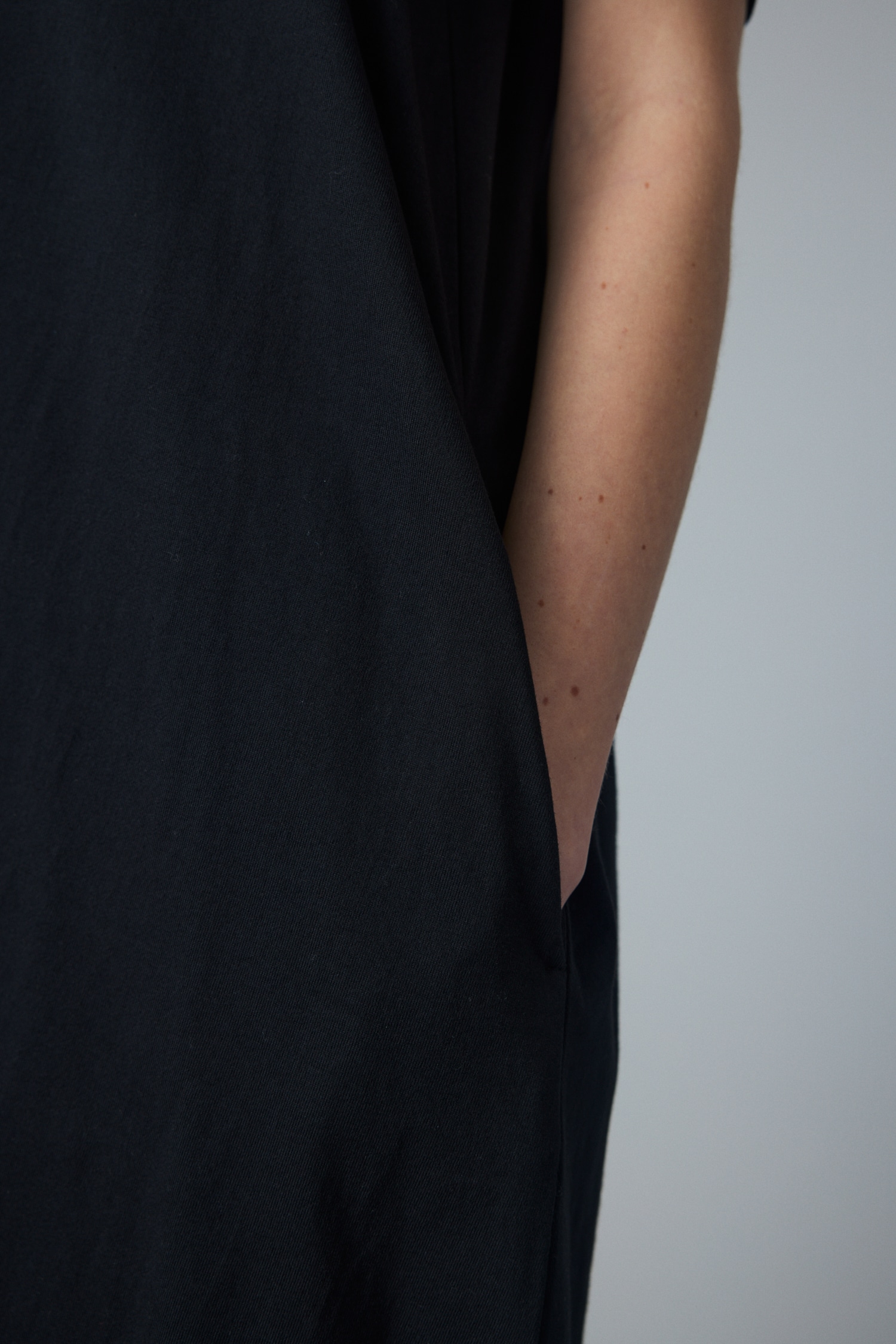 Slit shoulder dress BLK FREE