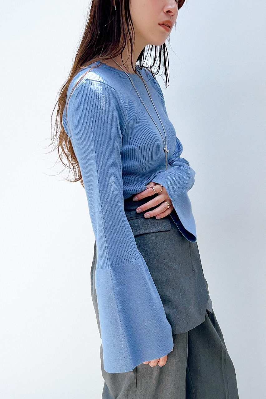 フレアな袖口で手元まで上品に。スカラネックトップス　グレイッシュピンク