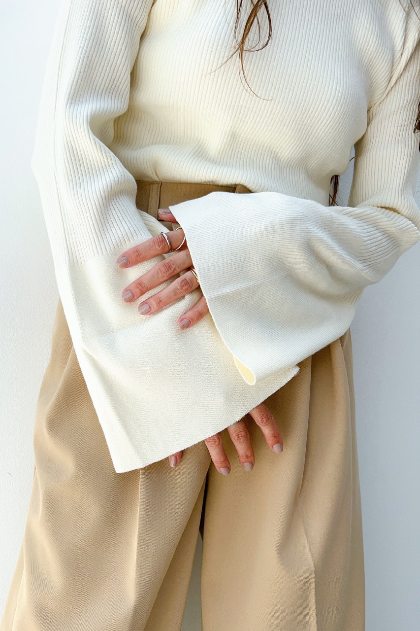 フレアな袖口で手元まで上品に。スカラネックトップス　グレイッシュピンク