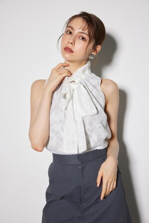 ギャザーフリルネックボウタイブラウス