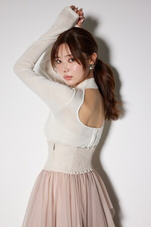 【岡崎紗絵さん着用アイテム】バックオープンボタンニットトップス