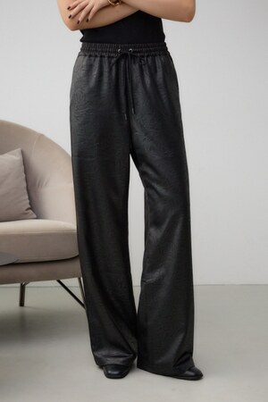 レザーライクリラックスワイドパンツ