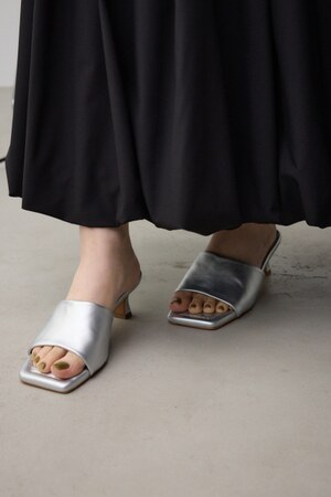 スクエアトゥローヒールサンダル