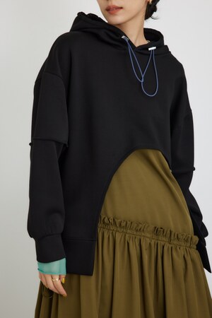 【PLUS】アシンメトリーラウンドフーディー