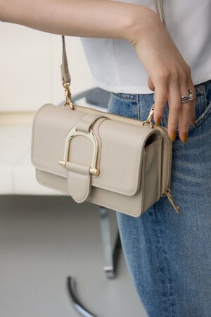 フェイクレザーメタルパーツウォレットバッグ