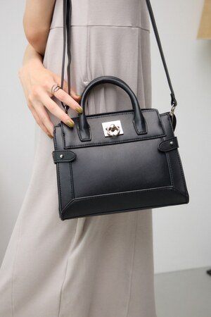 サイドベルトデザイントラペイズドバッグ