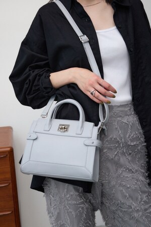 サイドベルトデザイントラペイズドバッグ