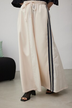 サイドラインフレアスカート