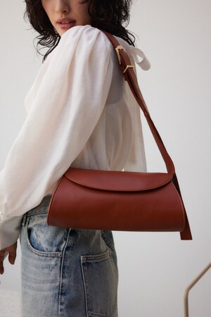 ワイドシェイプドフラップバッグ