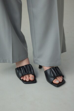 ギャザーストラップスクエアトゥサンダル