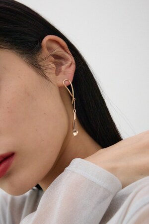 ドロップシェイプドアクリルピアス