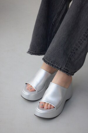 プラットフォームミュールサンダル