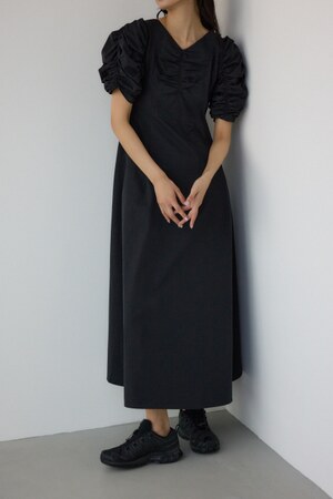 【PLUS】ギャザースリーブフレアロングドレス