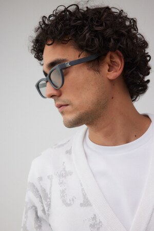 ロゴプレートキャットアイウェア