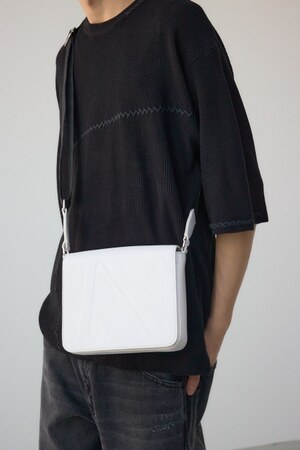 ロゴエンボスショルダーバッグ