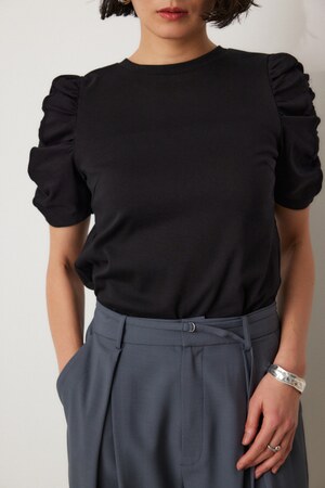 ボリュームパフスリーブプルオーバー