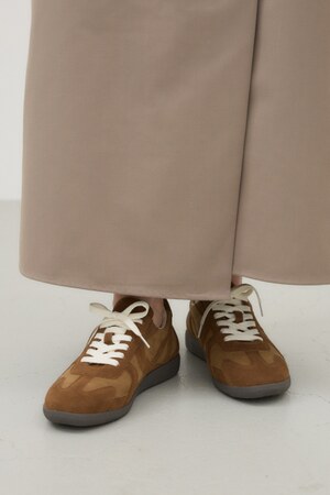 シミラーカラーシューレーススニーカー