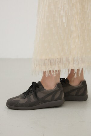 シミラーカラーシューレーススニーカー