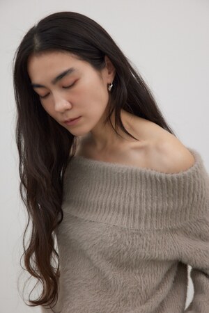 オフショルダーシャギーラメニット