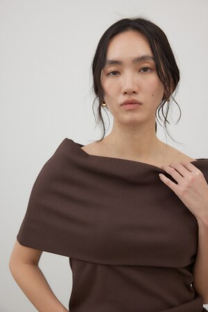 オフショルダープルオーバー