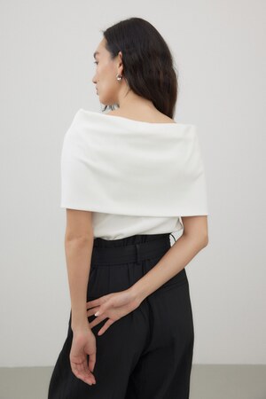 オフショルダープルオーバー