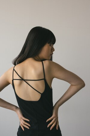 カップ付きバックストリングキャミソール