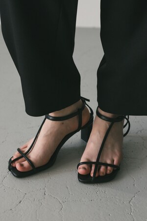 ナローストラップサンダル