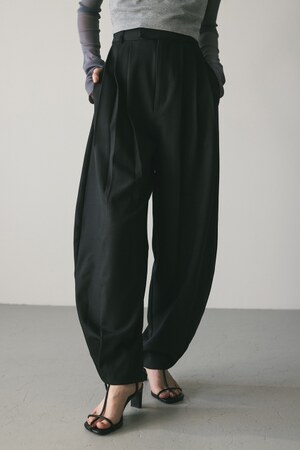 ワイドタックフォルムパンツ