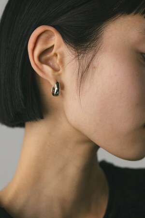 フラップフープピアス