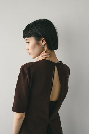 バックスリットニット