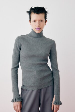 Cuff frill knit tops